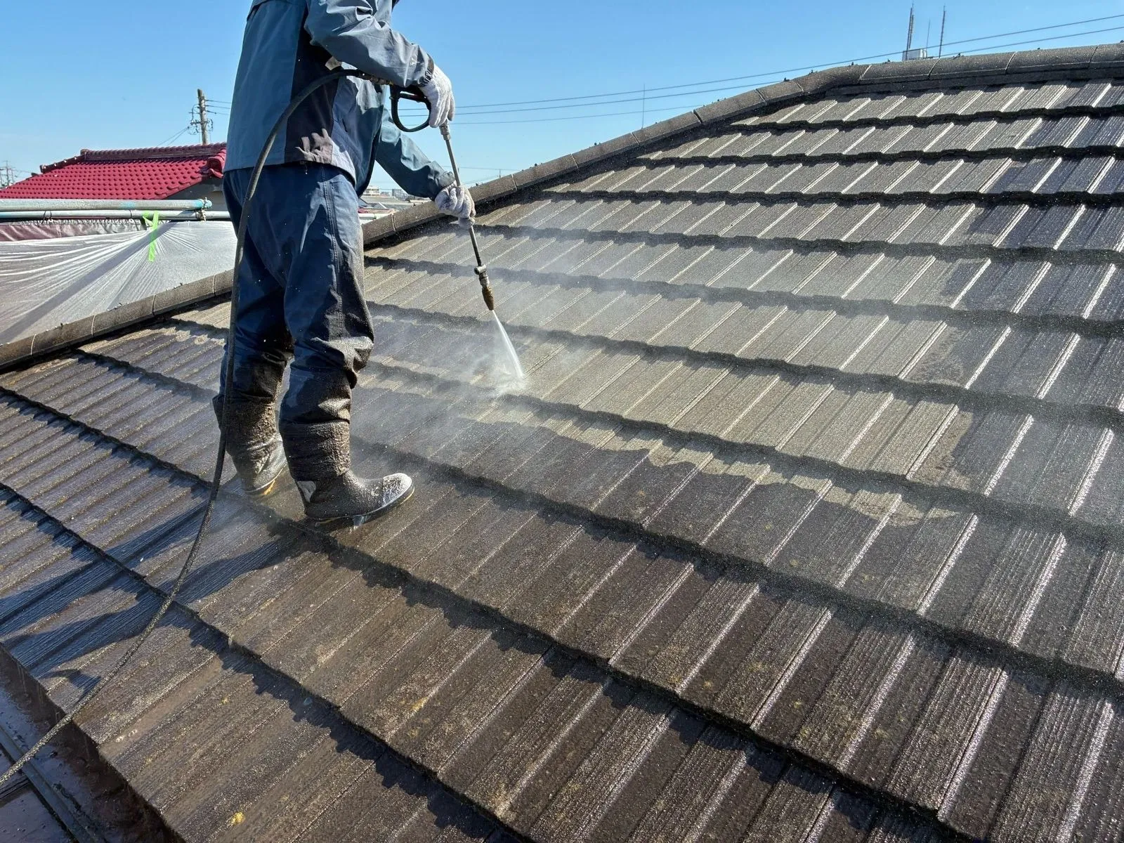住宅の屋根塗装をしています